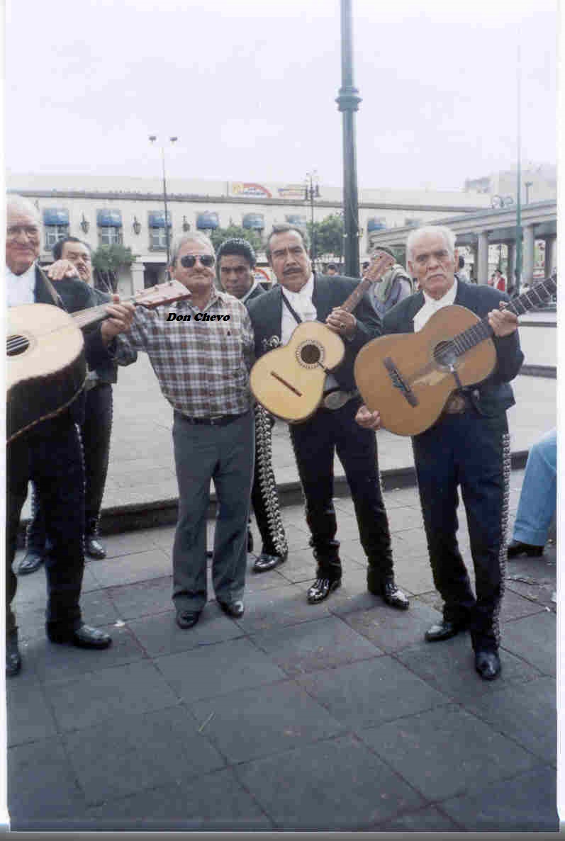 Eusebio Méndez Chavira (camisa a cuadros)

